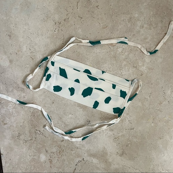 Reformation- Cream w/Green Spot Pleat Tie Mask (QTY 1) - Picture 4 of 10